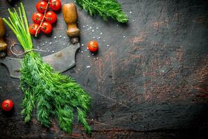 frisch Dill zum Salat mit Kirsche Tomaten. foto