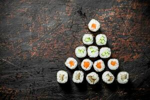 japanisch maki Sushi mit Lachs, Gurke und Hähnchen. foto