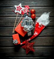 Weihnachten Komposition von rot Geschenk Kisten und Weihnachten Dekorationen. foto