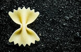 trocken farfalle Pasta. foto