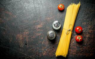 roh Spaghetti mit Tomaten und Gewürze. foto