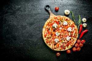 Pizza mit Chili Pfeffer, Tomaten und Pilze. foto
