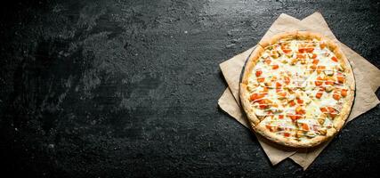 Pizza mit Huhn, Tomaten und Käse Soße auf Papier. foto