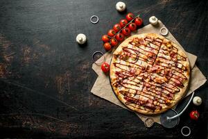 Grill Pizza auf Papier mit Kirsche Tomaten. foto