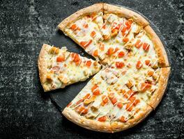 geschnitten Pizza mit Hähnchen und Käse. foto