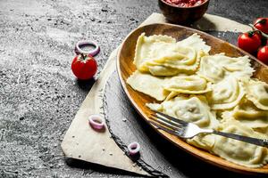 Ravioli mit Rindfleisch und Tomaten. foto