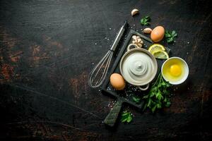 Mayonnaise mit Eier, Petersilie und Knoblauch Nelken. foto