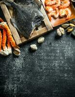 Flunder Fisch auf Tablett mit Krabbe, Garnele und Austern. foto