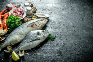 Meeresfrüchte. frisch Fisch, Baby Kraken, Krabbe, Austern mit Knoblauch, Kräuter und Kalk. foto