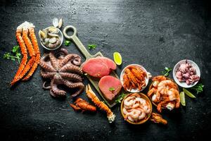 Meeresfrüchte. frisch Thunfisch Steak mit Krake, Garnele, Flusskrebs und Austern. foto