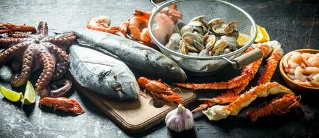 Meeresfrüchte. Austern, frisch Fisch, Garnele, Tintenfisch und Krabbe mit Zitrone Scheiben. foto