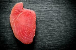 Stück von frisch roh Thunfisch. foto