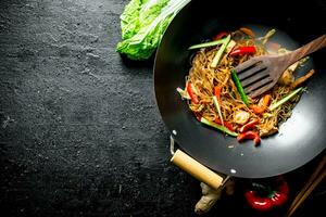 duftend Chinesisch Funchoza mit frisch Gemüse. foto