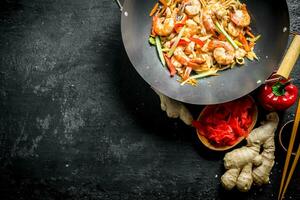 Chinesisch wok. frisch gekocht Udon Nudeln mit Ingwer und Soja Soße im Schalen. foto