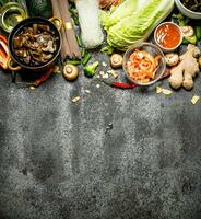 asiatisch Lebensmittel. ein Vielfalt von Zutaten zum Kochen asiatisch Essen auf rustikal Hintergrund. foto