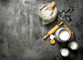 Backen Hintergrund. Milch, Mehl und andere Zutaten zum das Teig. foto