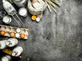 Backen Hintergrund. Milch, Mehl und andere Zutaten zum das Teig. foto