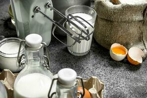 Backen Hintergrund. Milch, Mehl und andere Zutaten zum das Teig. foto