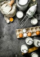 Backen Hintergrund. Milch, Mehl und andere Zutaten zum das Teig. foto