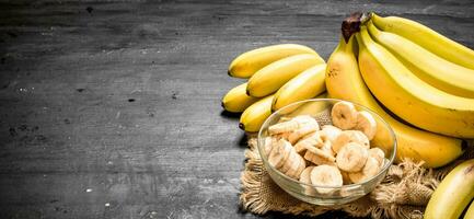 reif Bananen mit Stücke von geschnitten Bananen im ein Schüssel . foto