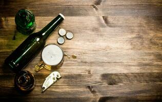 Bier Stil - - Flasche, Bier im das Glas und Abdeckungen auf hölzern Tisch. foto