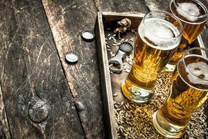 Brille mit frisch Bier auf ein alt Tablett. foto