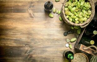 Bier Hintergrund. Bier im Flaschen und Zutaten . foto