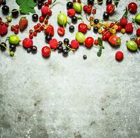 wild Beeren auf das Stein Tisch. foto