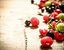 frisch Wald Beeren .An hölzern Hintergrund. foto