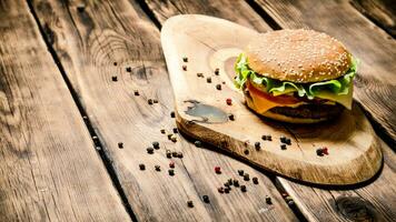 frisch Burger mit Käse, Fleisch und Gemüse. foto