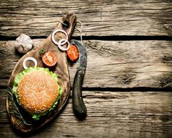 frisch Burger mit Käse, Fleisch und Gemüse. foto