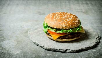 frisch Burger mit Käse und Fleisch auf ein Stein Stand. foto