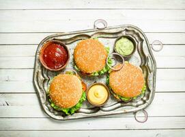 Burger mit Rindfleisch und Gemüse auf ein Stahl Tablett. foto