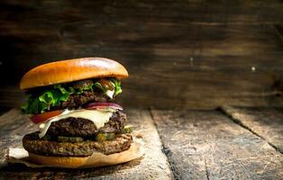 groß Burger mit Rindfleisch, Tomaten und Grüns. foto