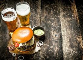 Straße Lebensmittel. ein groß Burger mit Brille von Licht Bier. foto