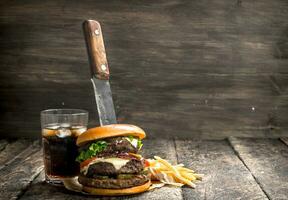 groß Burger mit Cola und Fritten. foto