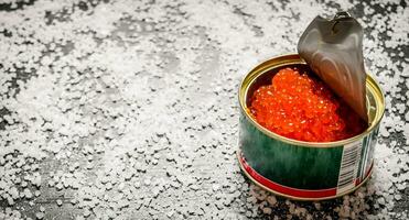 rot Kaviar im Metall Zinn mit Salz. kostenlos Raum zum Text . foto