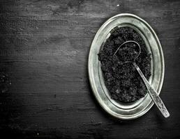 schwarz Kaviar im ein Schüssel. foto