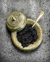schwarz Kaviar im das alt Schüssel . foto
