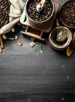 Kaffee Hintergrund. frisch Kaffee mit Zucker Kristalle und Kaffee Bohnen. foto