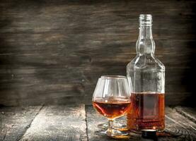 Französisch Cognac im ein Flasche mit Brille. foto