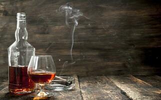Französisch Cognac mit ein Rauchen Zigarre. foto