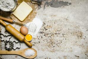 Vorbereitung von das Teig. Zutaten zum das Teig - - Mehl, Eier, Butter und anders Werkzeug. foto