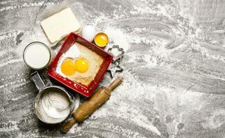 Vorbereitung von das Teig. Zutaten zum das Teig - - Mehl, Eier, Milch, Butter mit ein rollen Stift. foto
