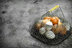 Hähnchen Eier im ein Gittergewebe Tasche. foto