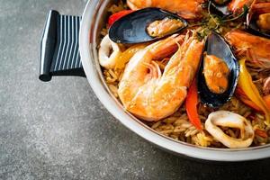 Meeresfrüchte-Paella mit Garnelen, Venusmuscheln, Miesmuscheln auf Safranreis