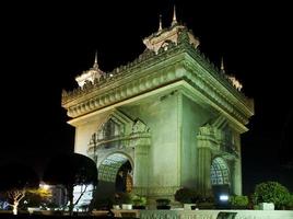 Patuxai Arch Unabhängigkeitsdenkmal Wahrzeichen in der Stadt Vientiane Laos bei Nacht foto