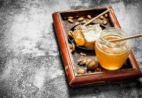 frisch Honig mit Nüsse. foto