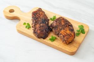 würzig gegrilltes jamaikanisches Jerk Chicken - jamaikanische Küche foto