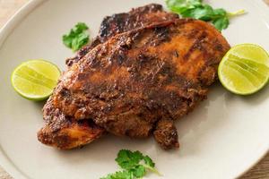 würzig gegrilltes jamaikanisches Jerk Chicken - jamaikanische Küche foto